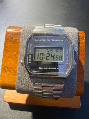 Casio A168WE digitaalikello – teräsranneke – Illuminator