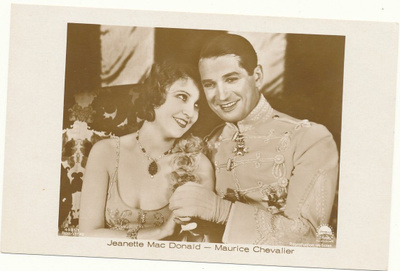 Filmitähdet JEANETTE MAC DONALD ja MAURICE CHEVALIER