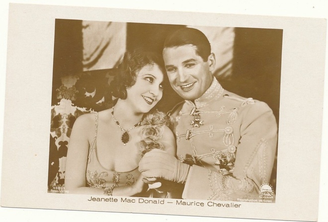 Filmitähdet JEANETTE MAC DONALD ja MAURICE CHEVALIER