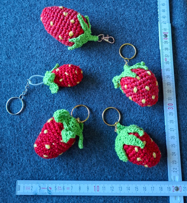 Alina´s Handmade virkattu Mansikka avaimenperä