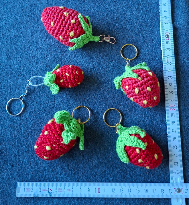 Alina´s Handmade virkattu Mansikka avaimenperä