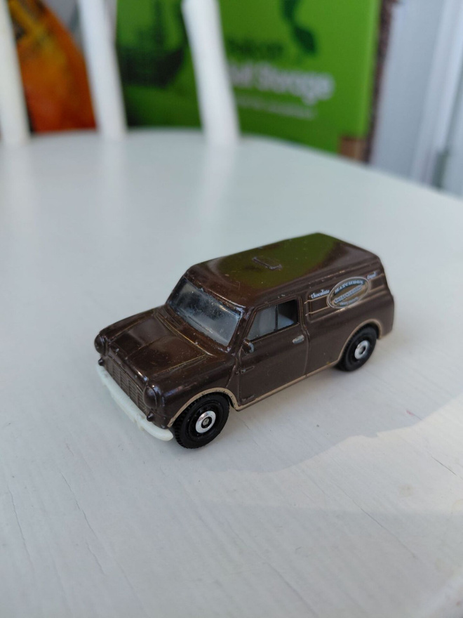 Austin MIni Van 1965 suklaa konvehti myymälän auto Matchbox