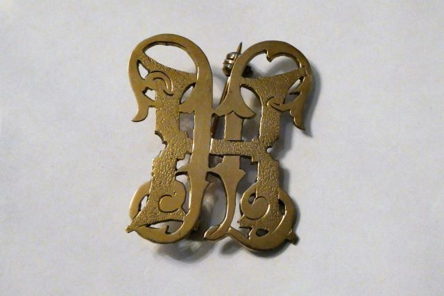 Hopeinen monogrammi rintakoru kullattu