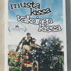Emir Kusturica: MUSTA KISSA, VALKOINEN KISSA (1998) *UUSI* - pikkukuva 1