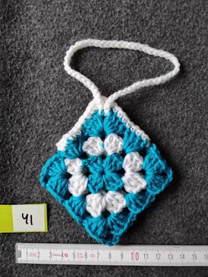 Alina´s Handmade virkattu avaimenperä airpodin suojakoteloon