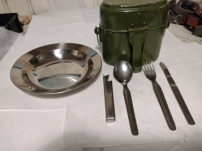 Armeijan ruokailuvälineitä