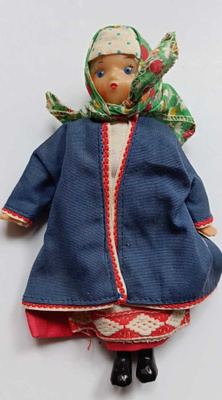Vintage venäläinen nukke kansallispuvussa