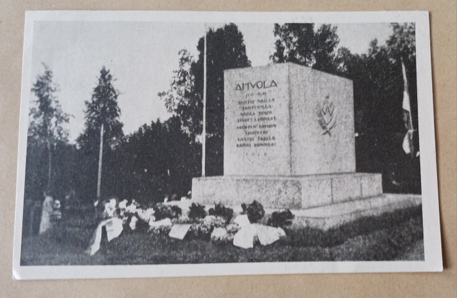 Ahvolan taistelujen (v. 1918) muistomerkki kukitettuna, k.-k
