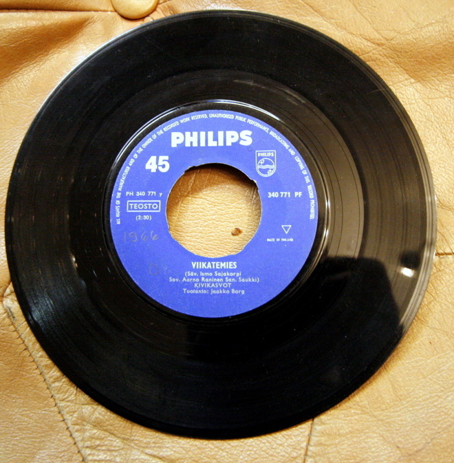 Kivikasvot – Viikatemies/Juanita Banana