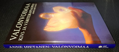 Anne Hietanen: Valonvoimaa - kivi- ja väriterapiaopas