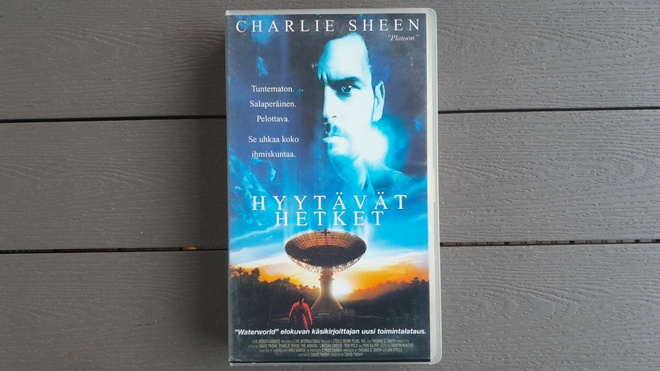 VHS: Hyytävät Hetket / The Arrival (Charlie Sheen 1996)