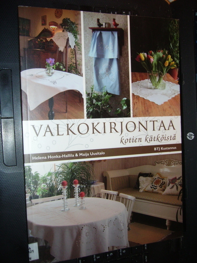 Honka-Hallila ym.: Valkokirjontaa kotien kätköistä (EIPK)