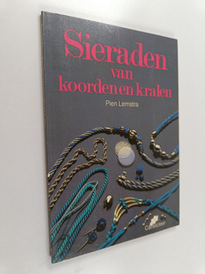 Pien Lemstra : Sieraden van koorden en kralen