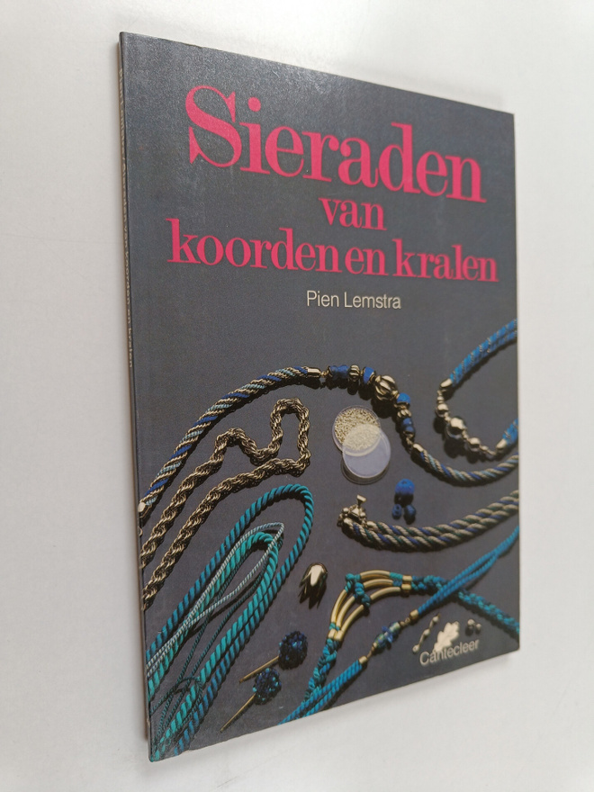 Pien Lemstra : Sieraden van koorden en kralen