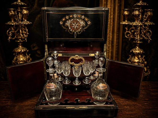 Tyylikäs Napoleon III -kauden liköörisetti (Cave à Liqueur),