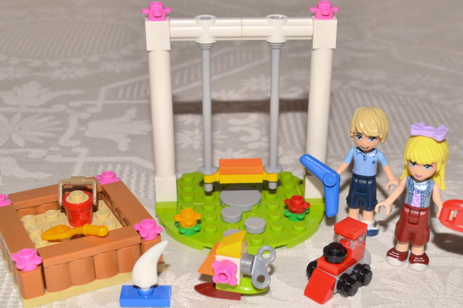 LEGO Friends - Stephanie ja Andrew leikkipuistossa -