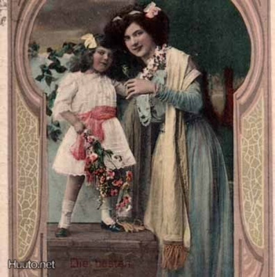 ÄITI / Äiti ja arkulla seisova pikkutyttö. 1900-l.