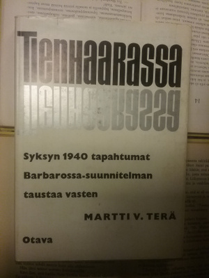 Tienhaarassa: syksyn 1940 tapahtumat Barbarossa... (sid.)
