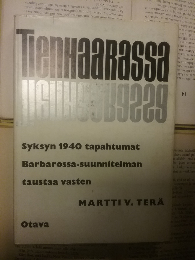 Tienhaarassa: syksyn 1940 tapahtumat Barbarossa... (sid.)