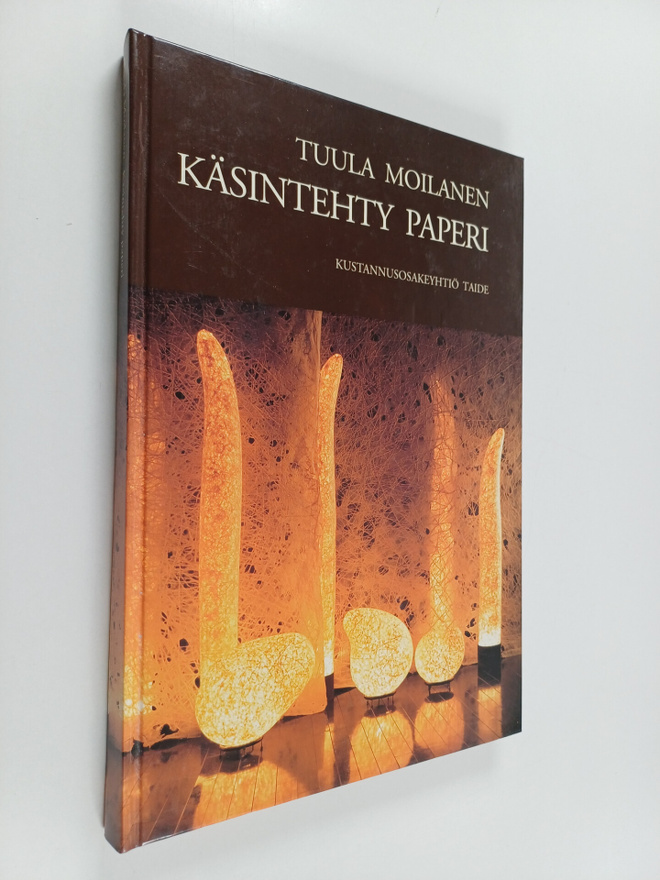 Tuula Moilanen : Käsintehty paperi : idän ja lännen paper...