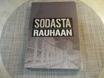 Sodasta Rauhaan mitalleja 3 kpl ja kansio.