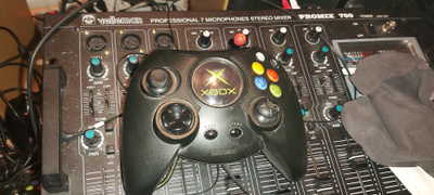 X-Box Orginal - 2 MOH SharpShooter ja 1 Classic Peliohjainta