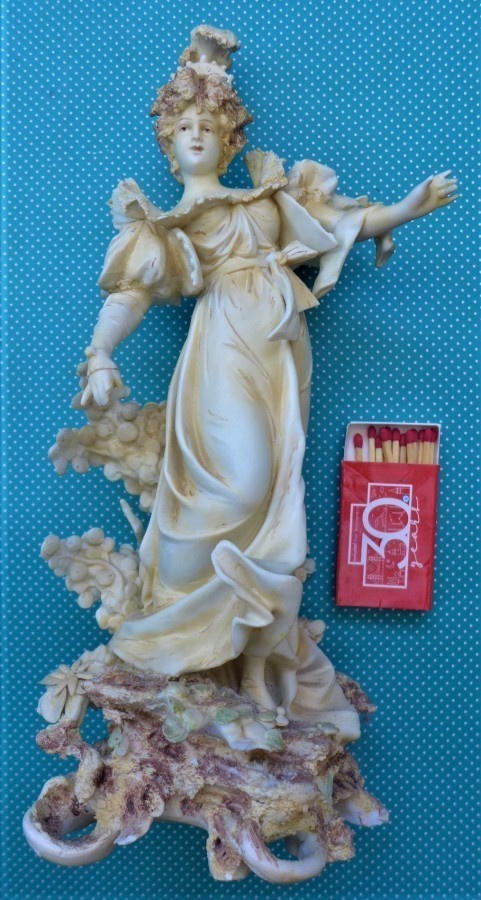 Figuuri kaunis nainen posliinia korkeus 27 cm