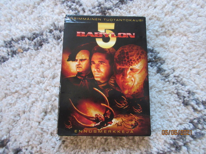 Babylon 5, 1.tuotankokausi Ennusmerkkejä dvd boxi.