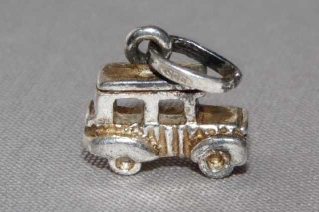 Vanha hopeinen auto riipus vintage