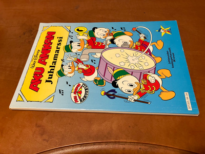 DISNEY AKU ANKAN KARUSELLI JUHLAMARSSI HYVÄ