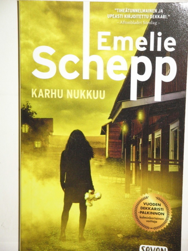 Emelie Schepp : KARHU NUKKUU