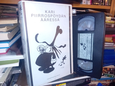 VHS Kari piirrospöydän ääressä ( SIS POSTIKULU )