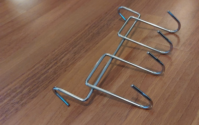 Metallinen naulakko neljällä koukulla