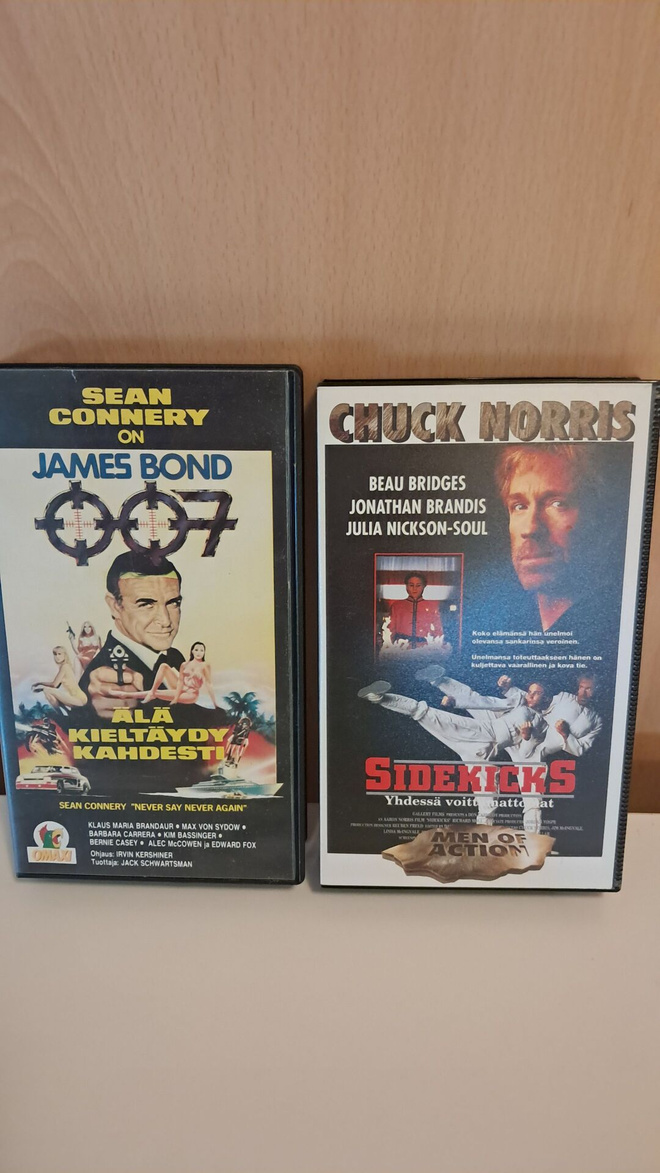 Chuck Norris Sidekicks VHS (Men of action) ja James Bond