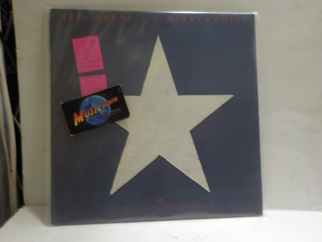 NEIL YOUNG - HAWKS AND DOVES EX+/EX US 1980 LP