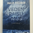 Pullman, Philip: Lyran kirjat 1: Vedenpaisumus - pikkukuva 1