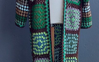 Alina´s Handmade virkattu  PITKÄ VILLATAKKI ISOÄIDINNELIÖ