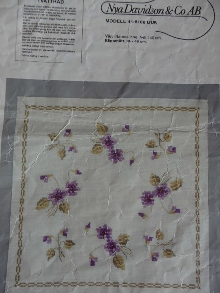 Ristipistomalli kaitaliinaan Violetit kukat