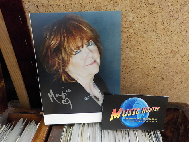 MAGGIE REILLY NIMIKIRJOITUS KORTISSA