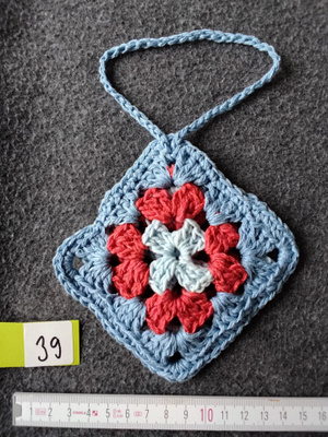 Alina´s Handmade virkattu avaimenperä airpodin suojakoteloon