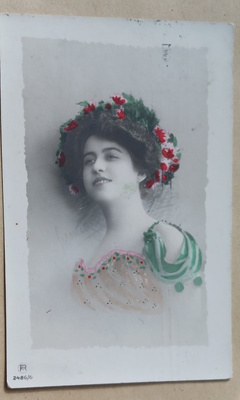 Nuori leidi kukkakoristeet hiuksissaan juhlapuvussa, p. 1910