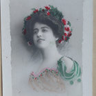 Nuori leidi kukkakoristeet hiuksissaan juhlapuvussa, p. 1910 - pikkukuva 1