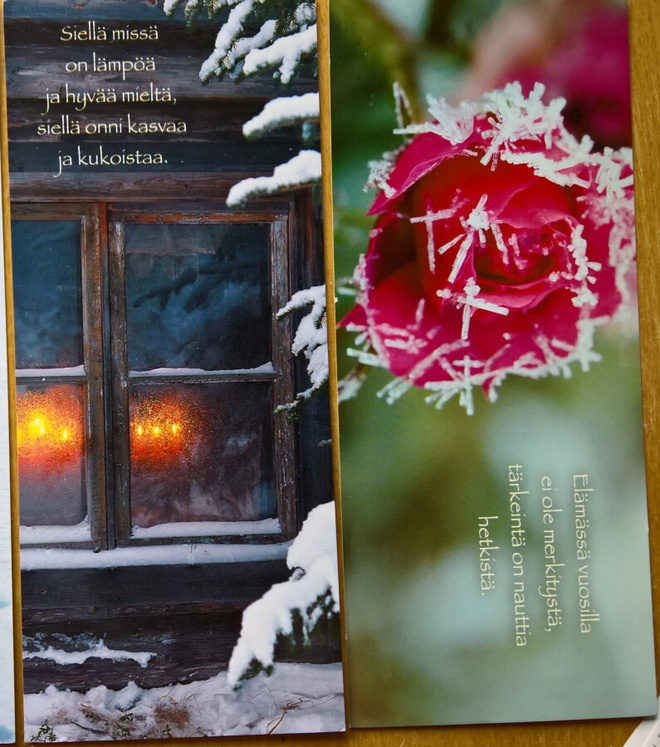 Kaksi pitkulaista korttia