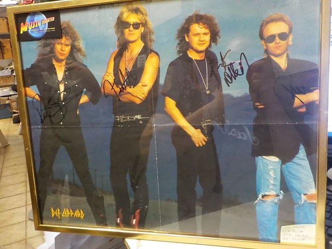 DEF LEPPARD JULISTE KOKO BÄNDIN NIMMAREILLA