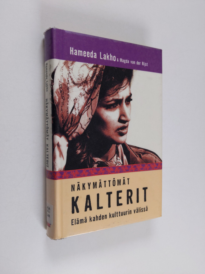 Hameeda Lakho : Näkymättömät kalterit : elämä kahden kult...