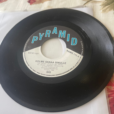 SIG: Kolme sanaa sinulle * Tuliset vaunut * FIN 1986