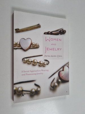 Petra Ahde-Deal : Women and Jewelry