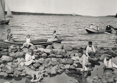 Lapsia uittamassa veneitä, Kustavi