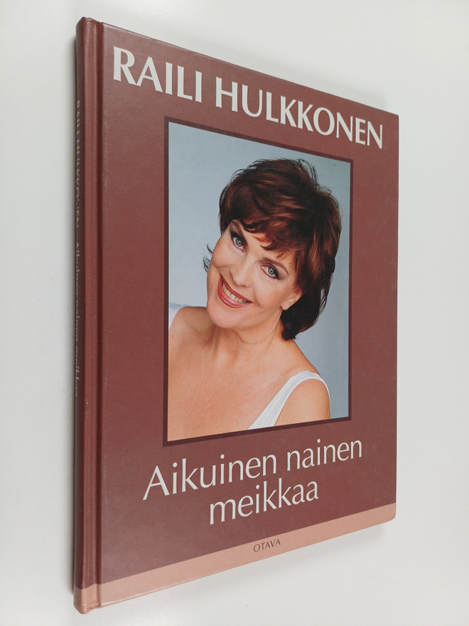 Raili Hulkkonen : Aikuinen nainen meikkaa