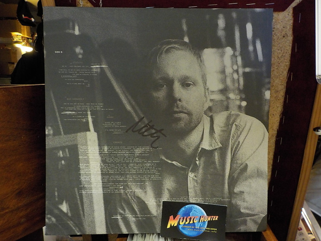 FOO FIGHTERS LP: N SISÄPUSSI NATE MENDEL NIMMARILLA